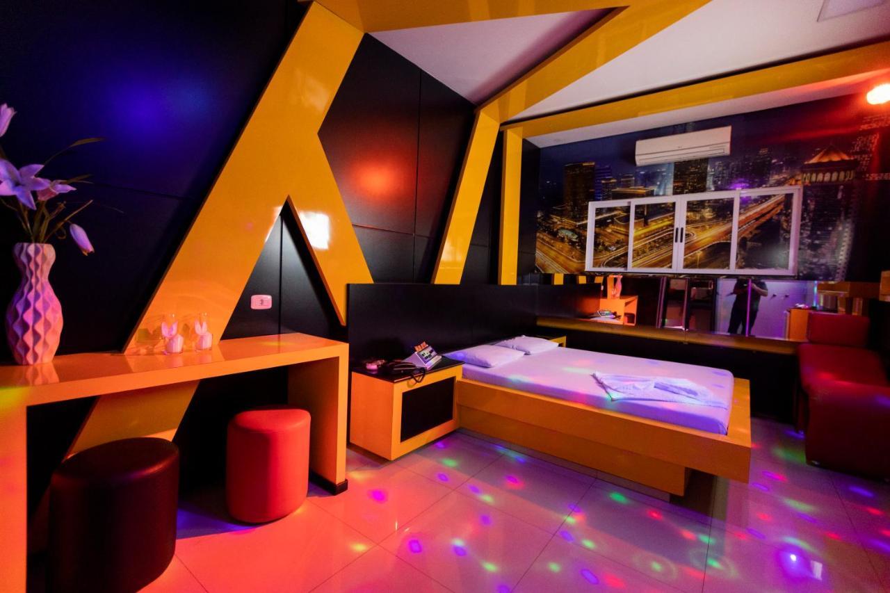 Love hotel Troia *